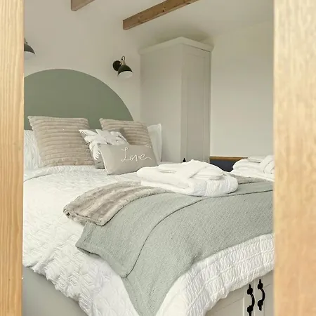 Hidden Gem Luxury Shepherd Hut - Pea Pod Wimbish Exterior photo