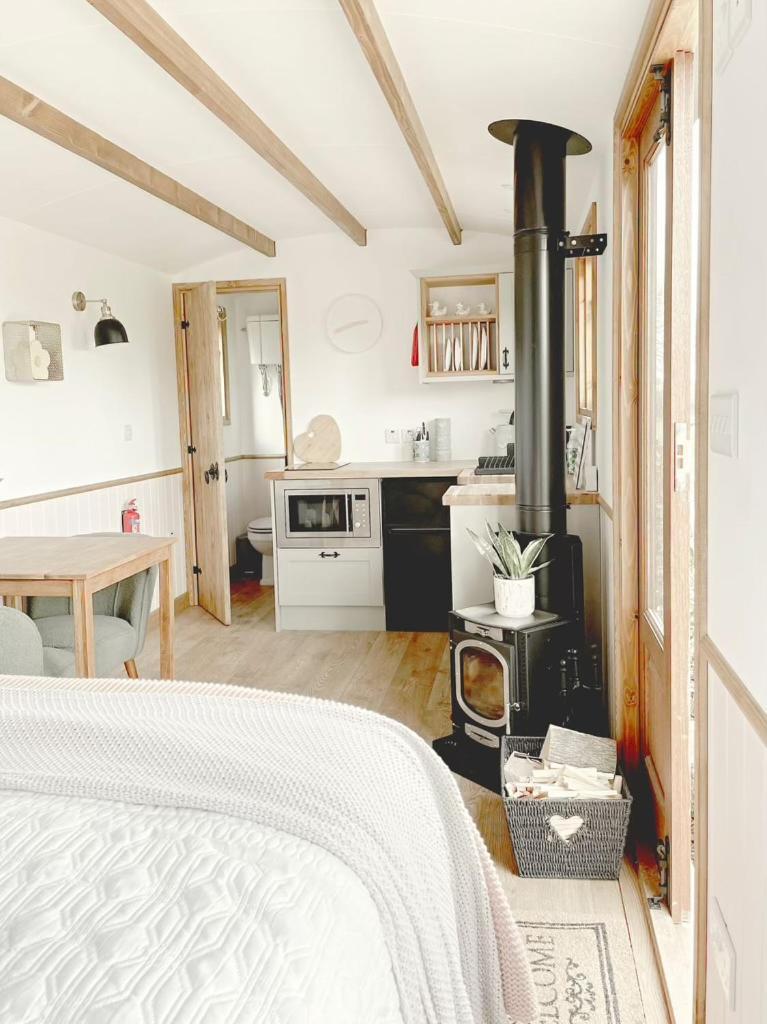 Hidden Gem Luxury Shepherd Hut - Pea Pod * Wimbish