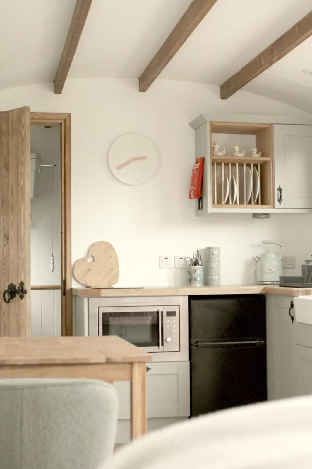 Campsite Hidden Gem Luxury Shepherd Hut - Pea Pod Wimbish