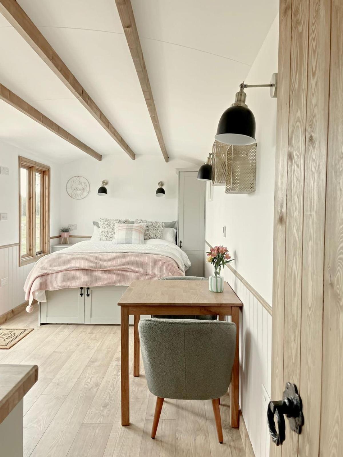 Hidden Gem Luxury Shepherd Hut - Pea Pod Wimbish